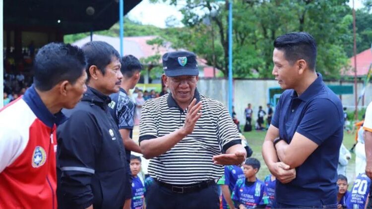 Bupati Pesisir Selatan Rusma Yul Anwar menjelaskan pada Indra Sjafri soal Pro-Nasa dan turnamen Bupati Cup U-12. (Antara/Teddy Setiawan)
