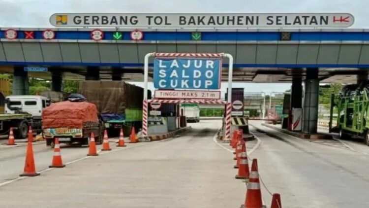 Ilustrasi - Kendaraan keluar masuk di Jalan Tol Trans Sumatera (JTTS) melalui Gerbang Tol Bakauheni Selatan. (ANTARA/HO)