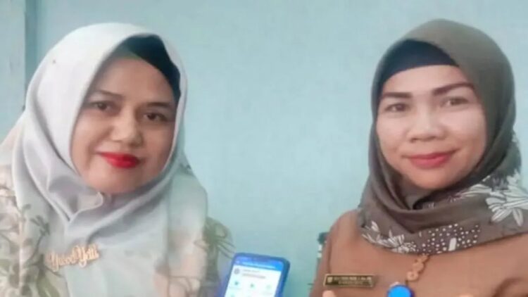 Salah satu Aparatur Sipil Negara Pasaman Barat memperlihatkan identitas kependudukan digital yang mulai diterapkan di Pasaman Barat. (Antara)