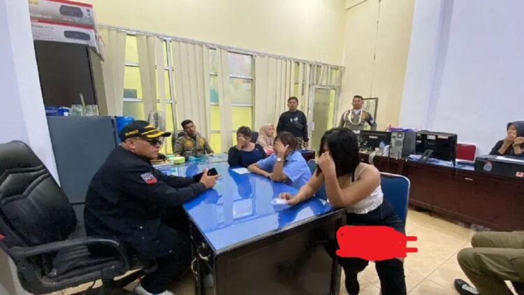 Tiga artis sawer sedang didata oleh petugas Satpol PP Damkar Agam. Dok Satpol PP Damkar Agam (ANTARA/HO Satpol PP Damkar Agam)