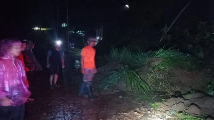 Satgas BPBD Kabupaten Agam sedang berada di lokasi tanah longsor menutup badan jalan di Balingka, Kecamatan Ampekkoto, Senin (20/3) malam. (Antara/Dok BPBD Agam)