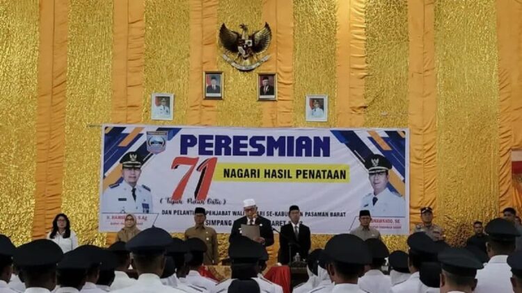 Bupati Pasaman Barat Hamsuardi saat pelantikan 71 penjabat wali nagari atau kepala desa hasil penataan atau pemekaran nagari di daerah itu, Selasa. (Antara/Altas Maulana)
