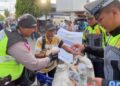 Bagikan Ratusan Takjil Gratis, Satlantas Polresta Padang Sampaikan Pesan Keselamatan Berlalu Lintas