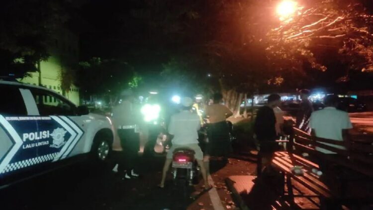 Ganggu Kenyamanan Ramadan, Puluhan Kendaraan Pakai Knalpot Brong di Agam Ditilang Polisi 1 Personel Polres Agam sedang mengamankan pengendara menggunakan knalpot bising, Sabtu (25/3) malam. (ANTARA/HO Humas Polres Agam)