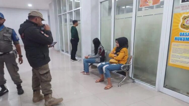 Razia Pekat, Petugas Garuk Enam Pelaku Diduga Mesum dan LGBT di Bukittinggi 1 Tim Gabungan keamanan Kota Bukittinggi mengamankan enam orang pelaku penyakit masyarakat, dua di antaranya diduga pelaku LGBT. (Antara/Al Fatah)