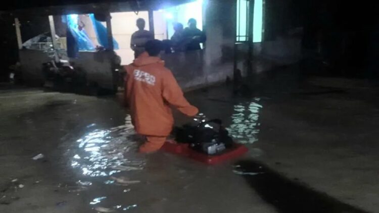 Hujan Lebat, Sejumlah Daerah di Bukittinggi Alami Banjir dan Pohon Tumbang 1 Petugas BPBD Kota Bukittinggi, Sumatera Barat melakukan penyedotan air yang menggenangi perumahan warga akibat curah hujan tinggi disertai angin kencang yang terjadi pada Senin (27/03) malam.