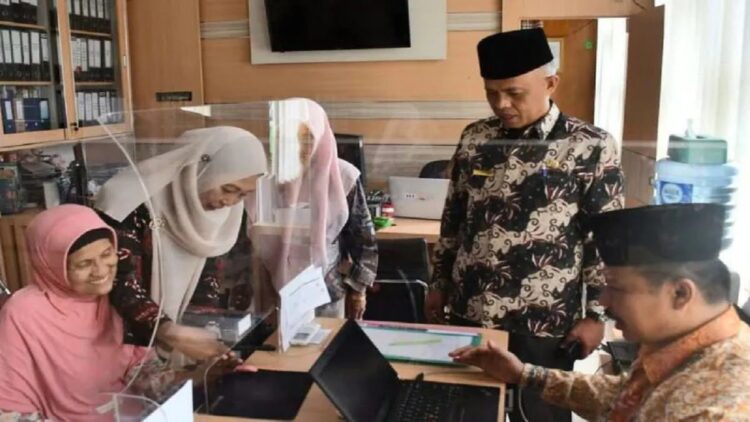 Kemenag Bukittinggi Uji Coba Perekaman Visa Biometrik Calon Jamaah Haji 1 Proses perekaman biometrik melalui aplikasi Saudi Visa Bio di Kantor Kementerian Agama Kota Bukittinggi. (Foto: ANTARA)