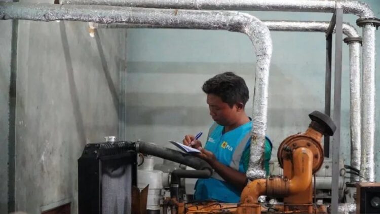 Jaga Pasokan Listrik selama Ramadan hingga Lebaran, PLN Sumbar Siapkan 1.376 Personel 1 Petugas PLN mengecek infrastruktur untuk memastikan pasokan listrik di Sumbar, Kamis (30/3/2023). ANTARA/HO-Humas PLN UID Sumbar.