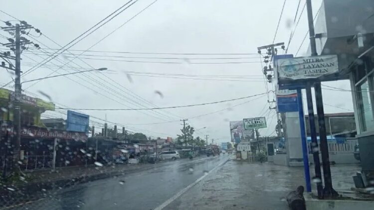 Dianggap Biang Kerok Kemacetan, Bangunan Pos Satpam BRI Simpangempat Pasbar Dikeluhkan Warga 1 Bangunan Pos Satpam BRI Simpangempat, Pasbar diduga terlalu dekat badan jalan dan persimpangan jalan KKN menyebabkan kemacetan setiap hari. (Antara/Altas Maulana)