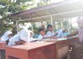Gedung Rusak akibat Gempa Setahun Lalu, Siswa SDN 26 Talamau Pasbar masih Belajar di Luar Ruangan 6 Gedung Rusak akibat Gempa Setahun Lalu, Siswa SDN 26 Talamau Pasbar masih Belajar di Luar Ruangan