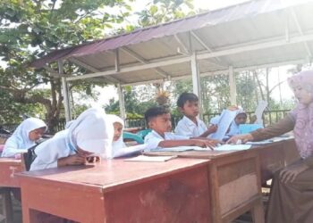 Gedung Rusak akibat Gempa Setahun Lalu, Siswa SDN 26 Talamau Pasbar masih Belajar di Luar Ruangan
