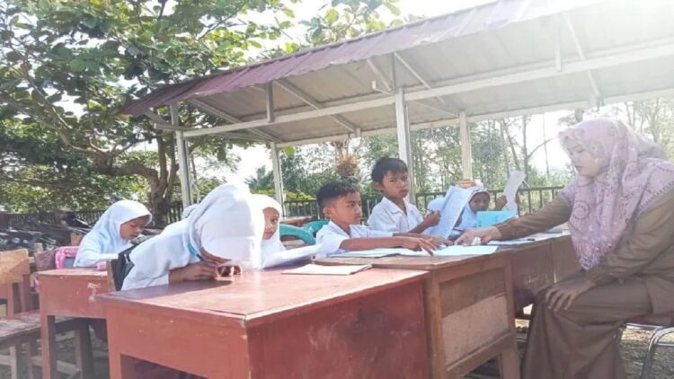Siswa kelas dua SDN 26 Talamau Kabupaten Pasaman Barat satu tahun pascagempa masih belajar di luar ruangan halaman sekolah, Selasa (07/03). (Antara/Altas Maulana)