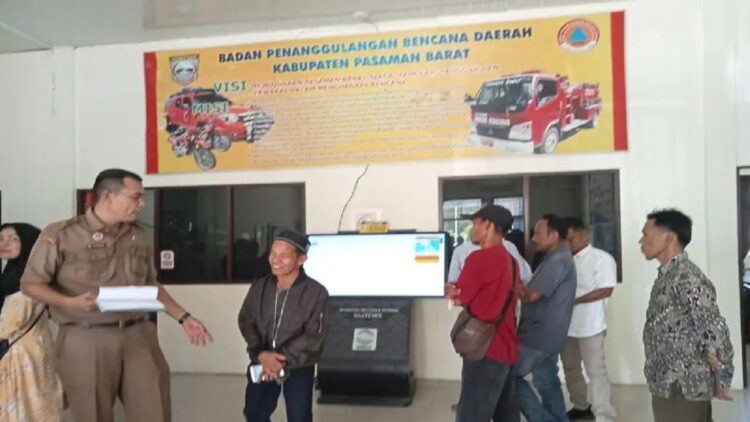 Warga koban gempa di Pasaman Barat kembali mendatangi kantor BPBD setempat terkait belum cairnya anggaran untuk bantuan pembangunan rumah terdampak gempa, Senin (27/03). (Antara/Altas Maulana)