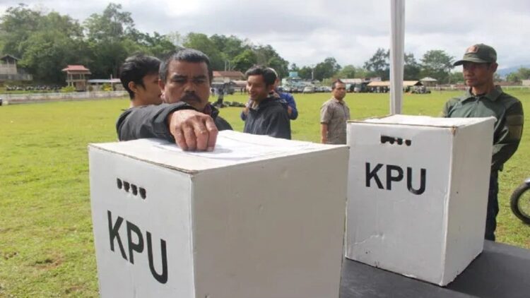 Kegiatan pemungutan suara di Bukittinggi. (ANTARA/Al Fatah)