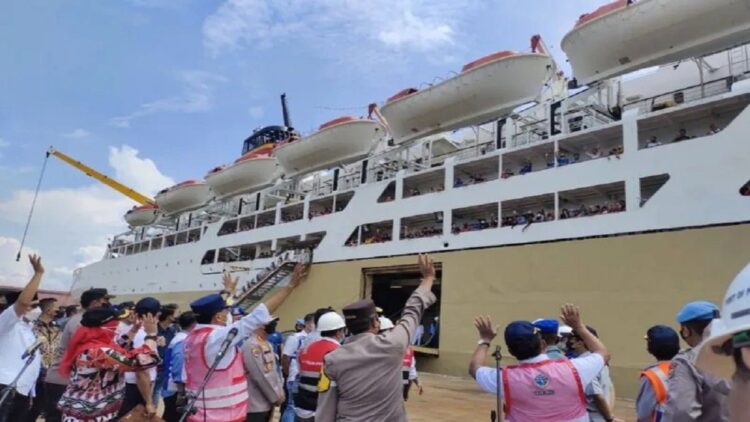 Ilustrasi- Menteri Perhubungan bersama jajaran Forkopimda Provinsi Lampung tengah melepas keberangkatan penyeberangan alternatif melalui Pelabuhan Panjang pada arus mudik Lebaran 2022. ANTARA/Ruth Intan Sozometa Kanafi.