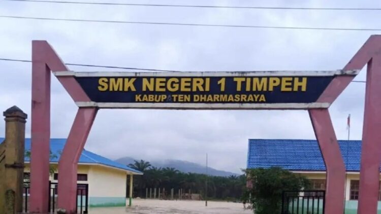 Banjir menggenangi SMK Negeri 1 Timpeh, Kecamatan Timpeh, Kabupaten Dharmasraya, Jumat (10/3). (Antara/HO-grup whatsapp Tim Reaksi Cepat Bencana)