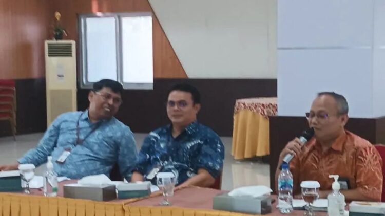 Kepala Bidang Penyuluhan, Pelayanan dan Hubungan Masyarakat, Marihot Pahala Siahaan DJP Sumbar-Jambi (tengah) ANTARA/Miko Elfisha