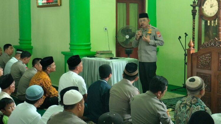 Kapolda Sumbar 'Jumat Curhat' di Pariaman, Ini Pesan Pentingnya 1 Jumat curhat Kapolda Sumbar di Pariaman. (Dok. Bidhumas)