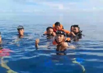 Kepala Kantor SAR Mentawai, Akmal beserta tim pencarian gabungan menyisir perairan Pogari mencari satu orang yang hilang sejak Jumat (25/3/2023) lalu. (Foto: Dok. Basarnas)