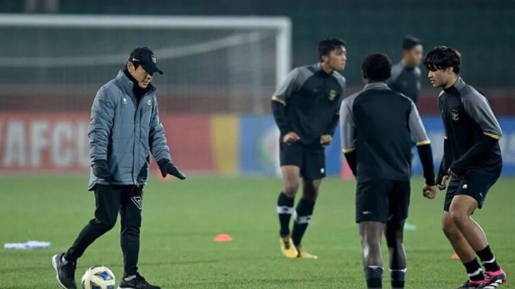 Pelatih Timnas U-20 Indonesia Shin Tae Yong (kiri) memberikan instruksi kepada tim asuhannya saat berlatih di Stadion Istiqlol, Fergana, Uzbekistan, Senin (6/3/20230).