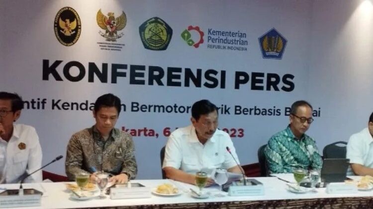 Suasana konferensi pers terkait dengan insentif kendaraan bermotor listrik berbasis baterai (KBLBB) di Gedung Kementerian Koordinator Bidang Kemaritiman dan Investasi, Jakarta, Senin (6/3/2023). ANTARA/Benardy Ferdiansyah