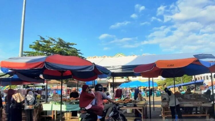 Ilustrasi Pasar 'Pabukoan' di parkiran Lapangan Merdeka di Kota Pariaman, Sumbar. (ANTARA/Aadiaat M. S.)