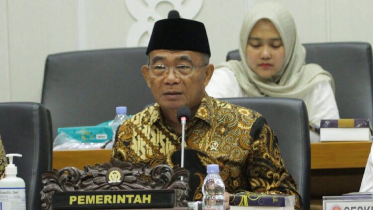 Plt Menpora, Muhadjir Effendi saat rapat terkait naturalisasi. (Dok. PSSI)