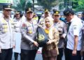 Kadiv Humas Mabes Polri mewakili Kapolri menyerahkan bantuan paket sembako untuk warga di Jaksel. (Dok. Divhumas Polri)