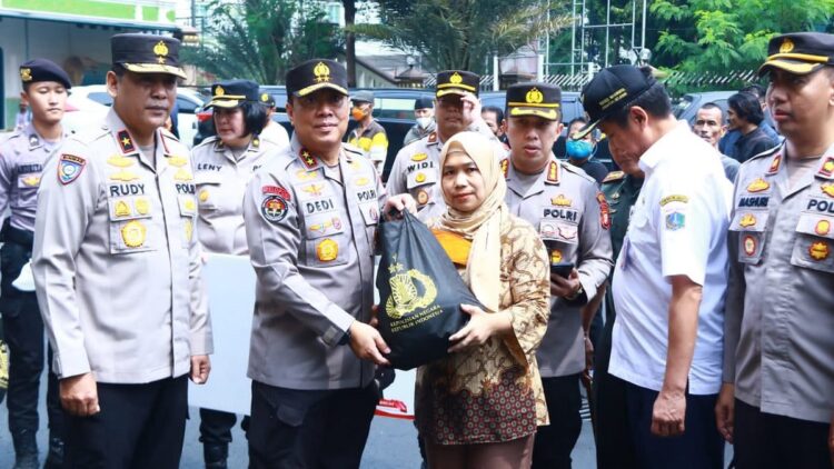 Kadiv Humas Mabes Polri mewakili Kapolri menyerahkan bantuan paket sembako untuk warga di Jaksel. (Dok. Divhumas Polri)