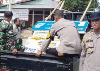 Polsek Koto Tangah bongkar plang larangan taksi online masuk ke kampus II UIN. (Dok. Istimewa)