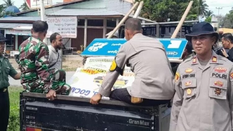 Polsek Koto Tangah bongkar plang larangan taksi online masuk ke kampus II UIN. (Dok. Istimewa)