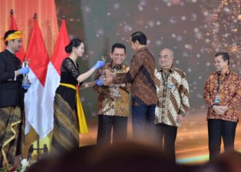 Presiden Beri Penghargaan pada Pihak yang Ikut dalam Penanganan Covid-19 20 Presiden Jokowi pada acara penyerahan Penghargaan Penanganan Pandemi COVID-19, di Gedung Dhanapala, Kementerian Keuangan, Jakarta, Senin (20/03/2023). (Foto: Humas Setkab/Jay)