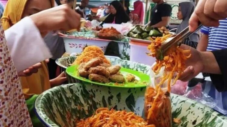 Pasar takjil Batusangkar. (ANTARA/Etri Saputra)