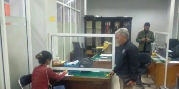 Kasatpol PP Bukittinggi, Efriadi saat menginterogasi seorang perempuan yang diduga PSK setelah diamankan petugas di daerah Aur Kuning dalam razia ketertiban umum Ramadan (Antara/HO-Satpol-PP Bukittinggi)