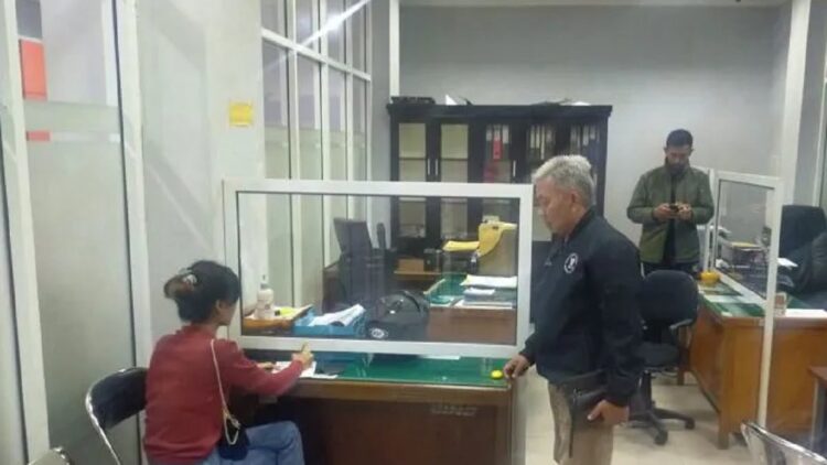 Satpol PP Bukittinggi Amankan PSK dan Waria di Malam Ramadan 1 Kasatpol PP Bukittinggi, Efriadi saat menginterogasi seorang perempuan yang diduga PSK setelah diamankan petugas di daerah Aur Kuning dalam razia ketertiban umum Ramadan (Antara/HO-Satpol-PP Bukittinggi)