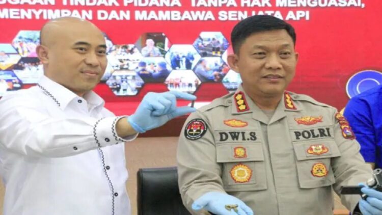 Sudah Periksa 11 Saksi, Polisi Belum Tetapkan Tersangka Dugaan Penyimpangan Seksual Mahasiswa Unand 1 Direktur Reserse Kriminal Umum (Direskrimum) Polda Sumbar, Kombes Pol Andry Kurniawan (kiri) bersama Kabid Humas Polda Sumbar (ANTARA/HO Polda Sumbar)