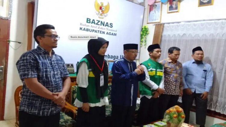 Ketua Baznas Agam Isman Imran bersama relawan Ramadhan. Dok Humas Pemkab Agam (ANTARA/HO Baznas Agam)