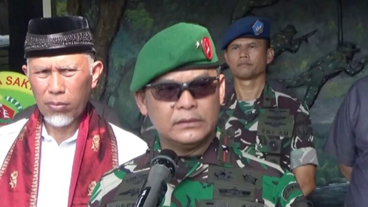 Danrem 032 Wirabraja Brigjen TNI Rayen Obersyl bersama Gubernur Sumbar Mahyeldi. (ANTARA/Melani)