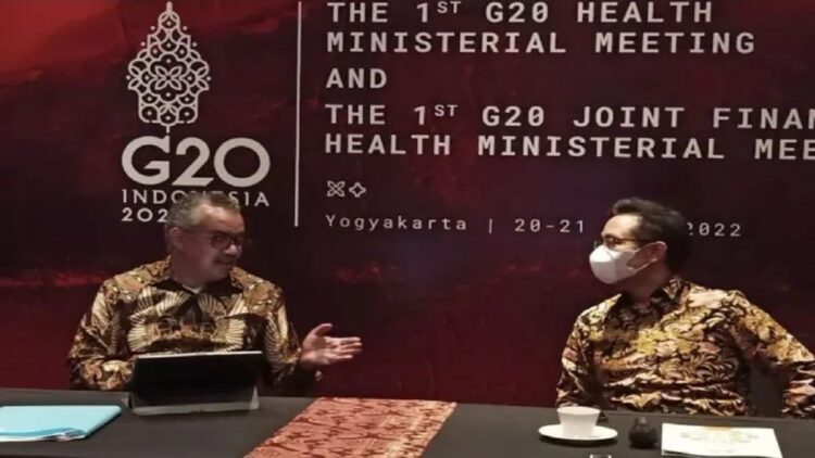 Direktur Jenderal Organisasi Kesehatan Dunia (World Health Organization/WHO) Tedros Adhanom Ghebreyesus (kanan) berbincang dengan Menteri Kesehatan RI Budi Gunadi Sadikin usai agenda konferensi pers The 1st Health Ministers Meeting (HMM) di Yogyakarta, Senin (20/6/2022). (ANTARA/Andi Firdaus).
