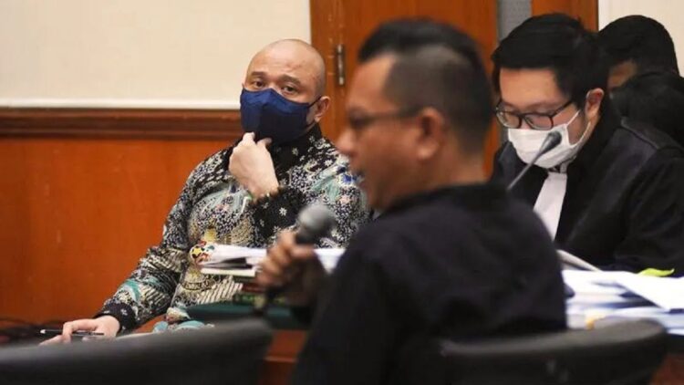 Wartawan asal Kota Bukittinggi, Jontra Manvi Bakhra dalam persidangan kasus narkoba. (ANTARA FOTO/ Indrianto Eko Suwarso)