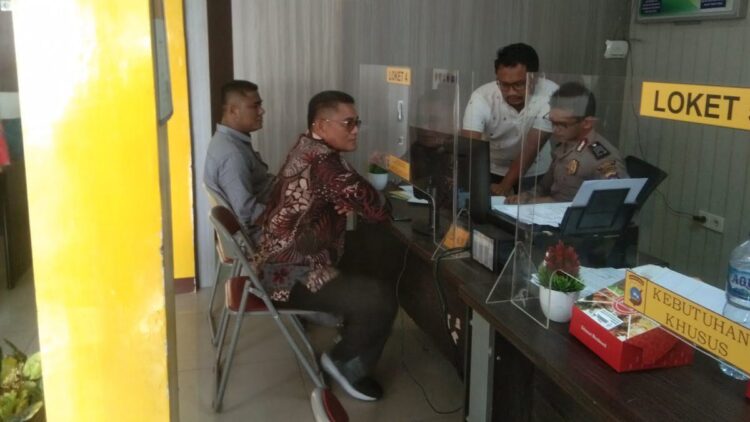 Merasa Nama Baiknya Dicemarkan, Ketua DPRD Padang Lapor Polisi 1 Ketua DPRD Kota Padang, Syafrial Kani melaporkan dugaan pencemaran nama baik dirinya ke Polresta Padang, Rabu (22/3/2023) siang. (Foto: Dok. Muhammad Aidil)