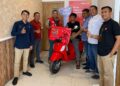 Telkomsel serahkan hadiah 1 Unit Motor Vespa LX 125 kepada pelanggan di Sungai Rumbai. Secara spesial Manajemen Telkomsel di area Sumatera hadir menyerahkan langsung hadiah tersebut kepada pelanggan pada Rabu (29/3/2023).