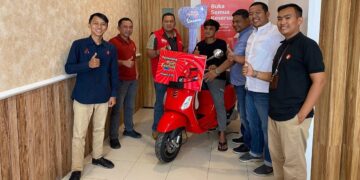 Warga Jambi Dapat Vespa LX 125 dari Program Poin Festival Lucky Draw 8 Telkomsel serahkan hadiah 1 Unit Motor Vespa LX 125 kepada pelanggan di Sungai Rumbai. Secara spesial Manajemen Telkomsel di area Sumatera hadir menyerahkan langsung hadiah tersebut kepada pelanggan pada Rabu (29/3/2023).