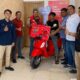 Telkomsel serahkan hadiah 1 Unit Motor Vespa LX 125 kepada pelanggan di Sungai Rumbai. Secara spesial Manajemen Telkomsel di area Sumatera hadir menyerahkan langsung hadiah tersebut kepada pelanggan pada Rabu (29/3/2023).