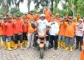 Wali Kota Padang, Hendri Septa bersama becak motor baru dan tenaga kebersihan Kota Padang (Dok. Diskominfo Padang)