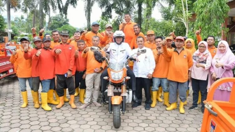 Pemko Padang Beli 105 Betor untuk Tenaga Kebersihan 1 Wali Kota Padang, Hendri Septa bersama becak motor baru dan tenaga kebersihan Kota Padang (Dok. Diskominfo Padang)