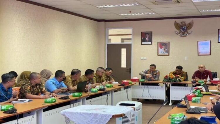 1,16 Juta Kendaraan Bermotor di Sumbar Mati Pajak, Datanya Terancam Dihapuskan 1 Direktur Lalu Lintas Polda Sumbar, Kombes Pol Hilman Wijaya bersama Kepala Bapenda Maswar Dedi dan Kepala Jasa Raharja Sumbar Raihan Farani saat rapat pembentukan Pokja Sadar Mati Pajak. (ANTARA/HO Ditlantas)