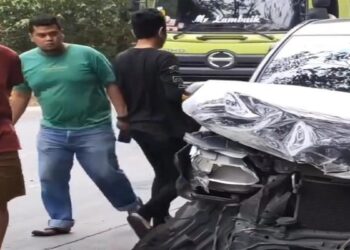 Jalan Licin akibat Tumpahan CPO, Avanza Ringsek Tabrak Bus di Sitinjau Lauik