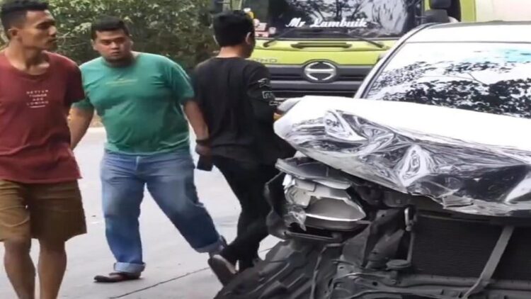 Jalan Licin akibat Tumpahan CPO, Avanza Ringsek Tabrak Bus di Sitinjau Lauik 1 Sebuah mobil Avanza menabrak bus karena jalanan licin di Sitinjau Lauik. (Foto: Dok. Istimewa)