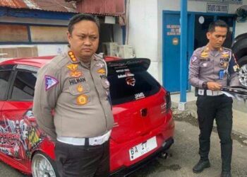 Kedapatan Pakai Pelat Mobnas Istri Gubernur, Pengemudi Honda Brio di Padang Terancam Bui